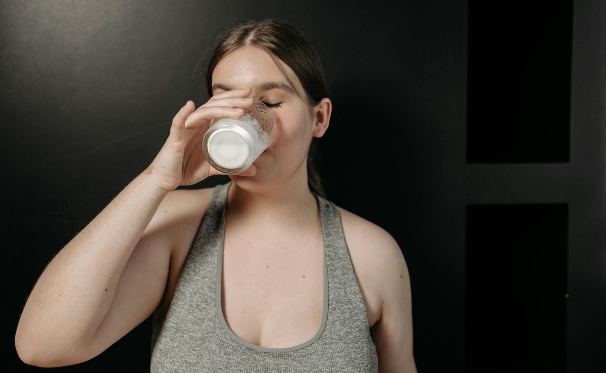 आप भी तो नहीं करते दूध संग इन फलों का सेवन? हो जाइए सावधान बिगड़ सकती है सेहत