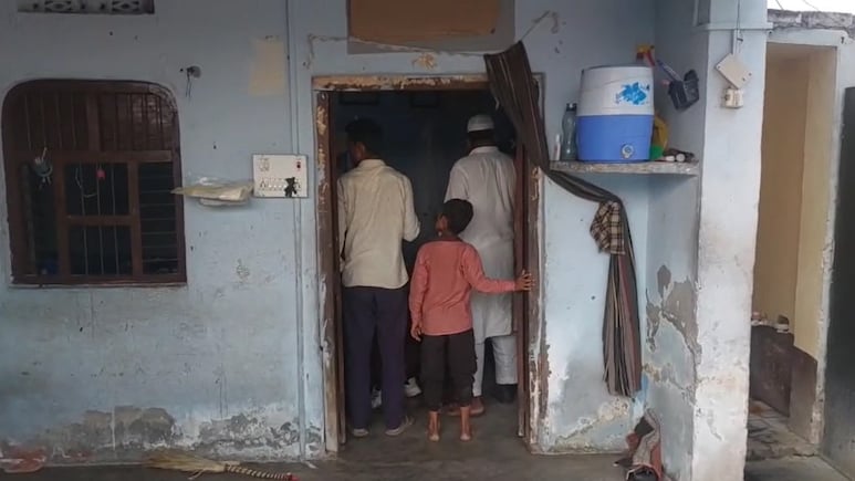 तालीम देने की ये कैसी सजा! बागपत मस्जिद में हथौड़े से पीट-पीटकर मुफ़्ती की पत्नी और 2 बेटियों की हत्‍या