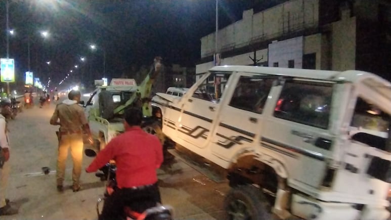 Bolero Hit Bikes: रीवा में बोलेरो ने कई मोटरसाइकिलों को मारी टक्कर, बाइक पर जाकर पलटी, एक की मौत Bolero Hit Bikes: रीवा में बोलेरो ने कई मोटरसाइकिलों को मारी टक्कर, बाइक पर जाकर पलटी, एक की मौत