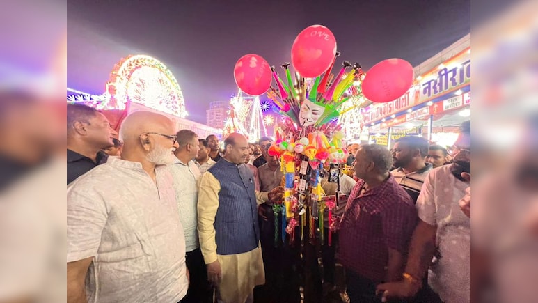 व्यापारियों का बढ़ाया हौसला, छोटे दुकानदारों से की बातचीत... कोटा के मेले में पहुंचे लोकसभा अध्यक्ष ओम बिरला व्यापारियों का बढ़ाया हौसला, छोटे दुकानदारों से की बातचीत... कोटा के मेले में पहुंचे लोकसभा अध्यक्ष ओम बिरला