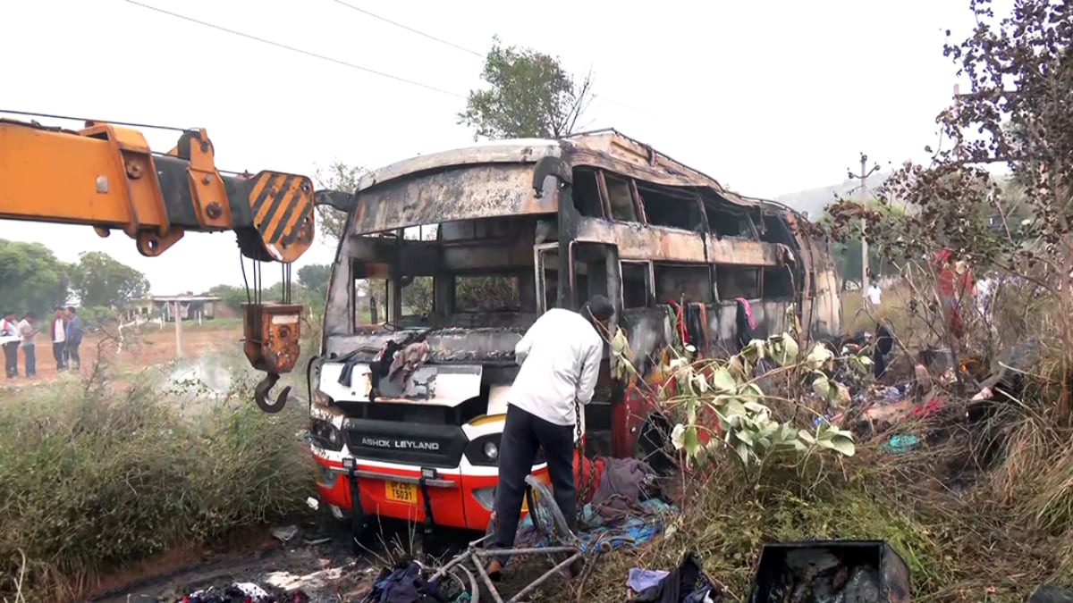 बस में 36 सीटें थीं जिसे मॉडिफाइ कर 50 सीटों वाला बना दिया गया बस में 36 सीटें थीं जिसे मॉडिफाइ कर 50 सीटों वाला बना दिया गया