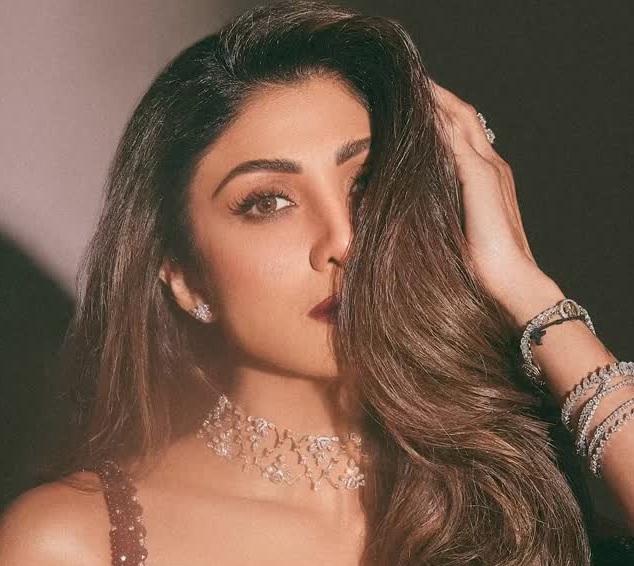 दो साल से बॉलीवुड से दूर है ये एक्ट्रेस, चलाती है मुंबई में महंगा रेस्टोरेंट, एक दिन में कमाती है 3 करोड़ रुपये