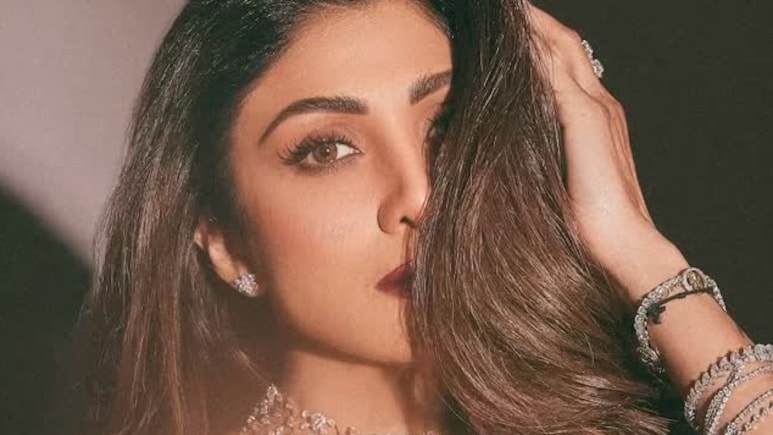 दो साल से बॉलीवुड से दूर है ये एक्ट्रेस, चलाती है मुंबई में महंगा रेस्टोरेंट, एक दिन में कमाती है 3 करोड़ रुपये दो साल से बॉलीवुड से दूर है ये एक्ट्रेस, चलाती है मुंबई में महंगा रेस्टोरेंट, एक दिन में कमाती है 3 करोड़ रुपये