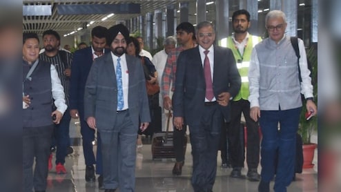 बिहार पहुंची चुनाव आयोग की टीम, क्या अब बजने वाला है चुनावी बिगुल? पढ़ें