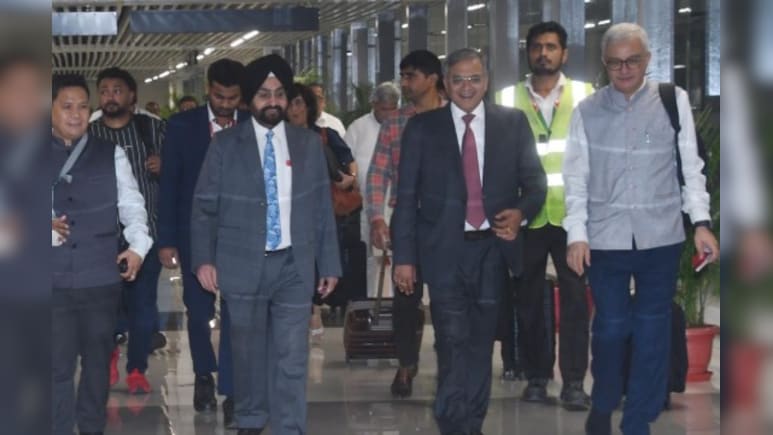 बिहार पहुंची चुनाव आयोग की टीम, क्या अब बजने वाला है चुनावी बिगुल? पढ़ें