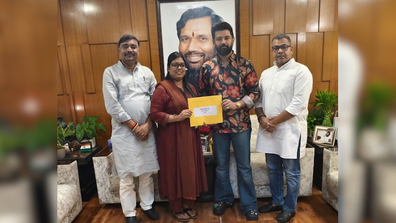 चिराग पासवान की पार्टी की टिकट पर BJP उम्मीदवार, सीट बंटवारे पर BJP की चुप्पी के क्या हैं मायने, पढ़ें इनसाइड स्टोरी चिराग पासवान की पार्टी की टिकट पर BJP उम्मीदवार, सीट बंटवारे पर BJP की चुप्पी के क्या हैं मायने, पढ़ें इनसाइड स्टोरी