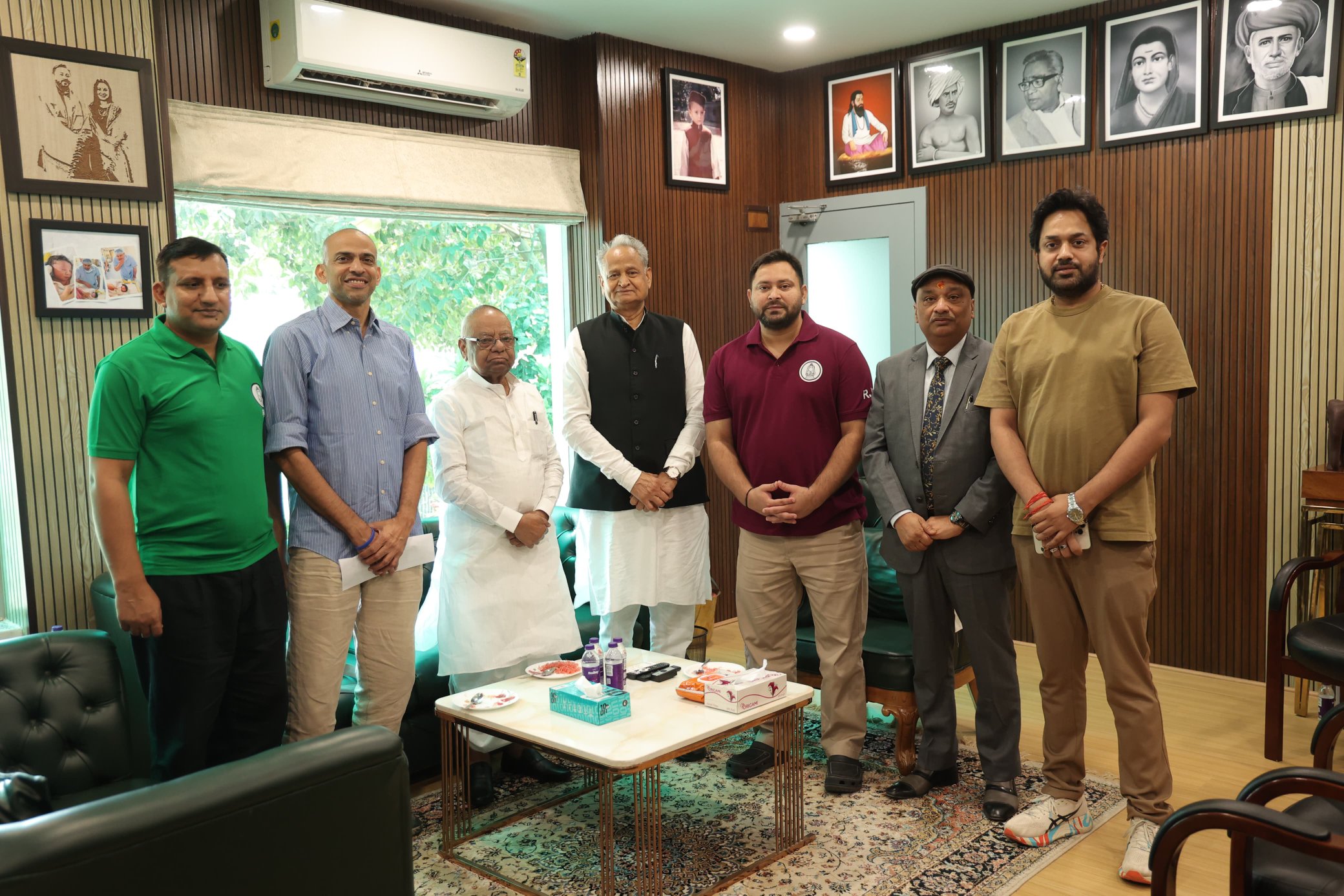किनारे तेजस्वी, सेंटर में लालू यादव.. कांग्रेस के खास दूत अशोक गहलोत के साथ तस्वीर की इनसाइड स्टोरी