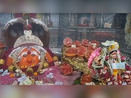 मंदिर जहां लक्ष्मी पूजा के बाद प्रसाद में बांटा जाता है पैसा, सुबह तक लगी रही भक्तों की कतार मंदिर जहां लक्ष्मी पूजा के बाद प्रसाद में बांटा जाता है पैसा, सुबह तक लगी रही भक्तों की कतार