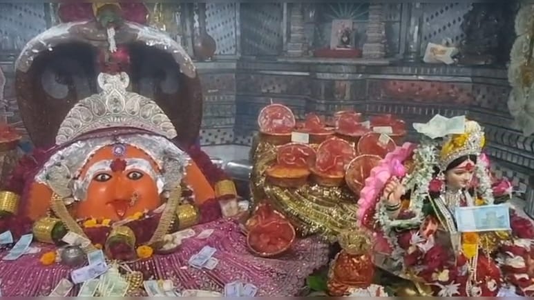 मंदिर जहां लक्ष्मी पूजा के बाद प्रसाद में बांटा जाता है पैसा, सुबह तक लगी रही भक्तों की कतार मंदिर जहां लक्ष्मी पूजा के बाद प्रसाद में बांटा जाता है पैसा, सुबह तक लगी रही भक्तों की कतार