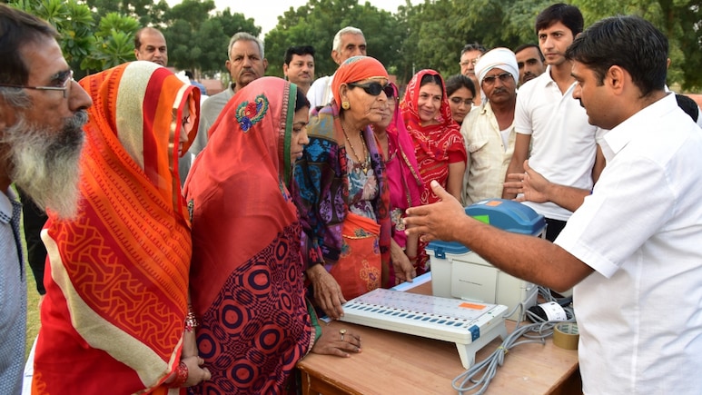 राजस्थान में SIR पर बड़ा ऐलान, 70% मतदाताओं को नहीं देने होंगे कोई दस्तावेज; बाकी वोटर की होगी जांच राजस्थान में SIR पर बड़ा ऐलान, 70% मतदाताओं को नहीं देने होंगे कोई दस्तावेज; बाकी वोटर की होगी जांच