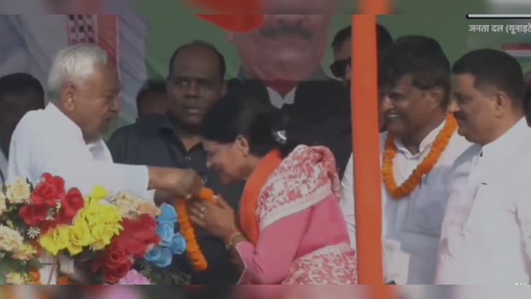 गजब आदमी है... नीतीश के वायरल वीडियो पर तेजस्वी ने बिहार CM को घेर लिया, VIDEO गजब आदमी है... नीतीश के वायरल वीडियो पर तेजस्वी ने बिहार CM को घेर लिया, VIDEO