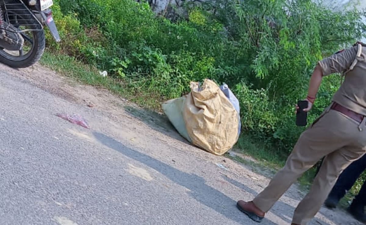मानव पाल का शव झाड़ियों में एक बोरे में बंद मिला था. शव आधा जला हुआ था. मानव पाल का शव झाड़ियों में एक बोरे में बंद मिला था. शव आधा जला हुआ था.