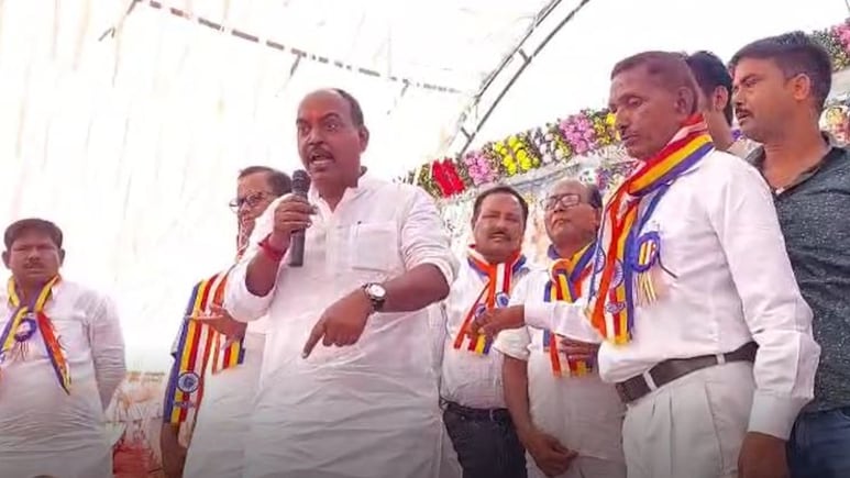 विधायक जी मंच पर माइक क्यों छीनने लगे, वीडियो हुआ वायरल तो बीजेपी एमएलए ने दी सफाई