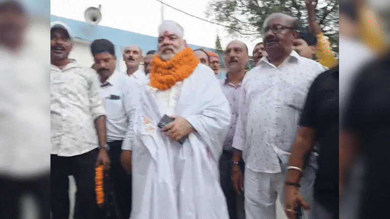 ब्राह्मणों के लिए नहीं बची है जगह...टिकट नहीं मिलने से नाराज BJP नेता कफन ओढ़कर पहुंचे निर्दलीय नामांकन करने ब्राह्मणों के लिए नहीं बची है जगह...टिकट नहीं मिलने से नाराज BJP नेता कफन ओढ़कर पहुंचे निर्दलीय नामांकन करने