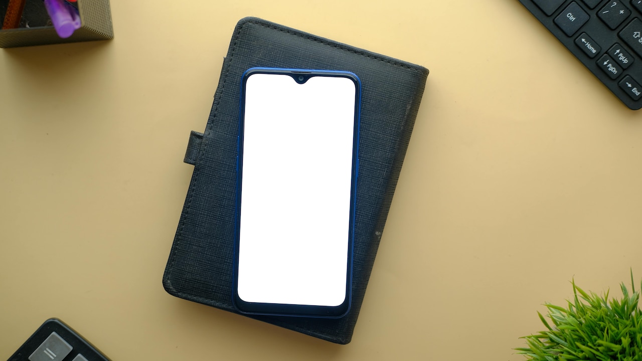 Are Magnetic Mobile Holders Safe for Your Phones Battery and Compass?