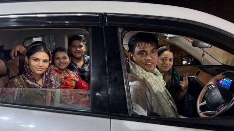 स्वागत नहीं करोगे हमारा...कार में पूरी फैमिली, जेल से फुल टशन में निकले सपा के पूर्व विधायक इरफान सोलंकी