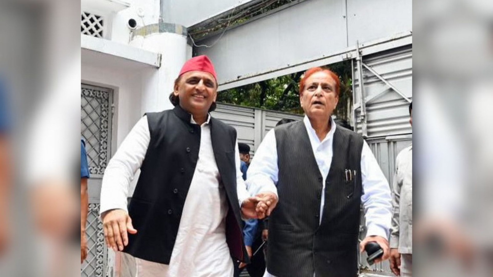 '..जज्बातों ने खामोशी से बात की...' आजम पर अखिलेश की शायरी में छिपा है क्या कोडवर्ड?