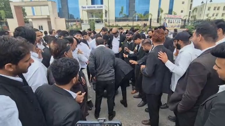 अजमेर में नए कोर्ट भवन पर क्यों उठा विवाद? वकीलों ने आंदोलन की दी चेतावनी अजमेर में नए कोर्ट भवन पर क्यों उठा विवाद? वकीलों ने आंदोलन की दी चेतावनी