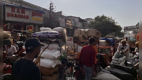 दिल्ली के बड़े बाजारों में ट्रैफिक जाम: त्योहारों में भीड़ और सड़कें बेहाल