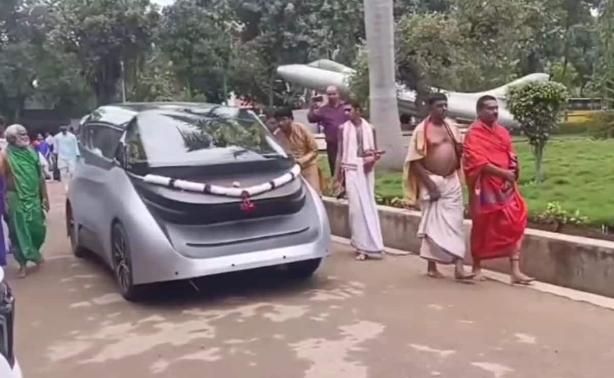 ड्राइवरलेस कार में बैठे संत और वीडियो हो गया वायरल, जानिए पूरी कहानी