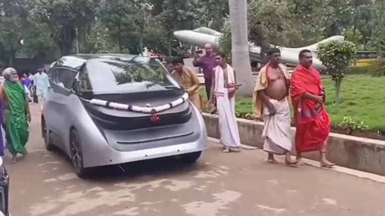 ड्राइवरलेस कार में बैठे संत और वीडियो हो गया वायरल, जानिए पूरी कहानी