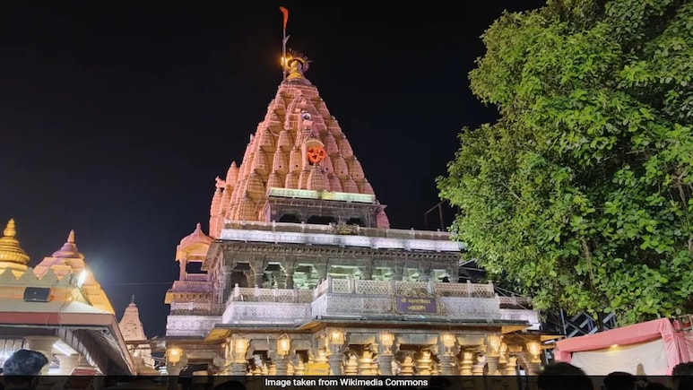2 Priests Clash Over Turban At Mahakal Temple In Madhya Pradesh's Ujjain 2 Priests Clash Over Turban At Mahakal Temple In Madhya Pradesh's Ujjain