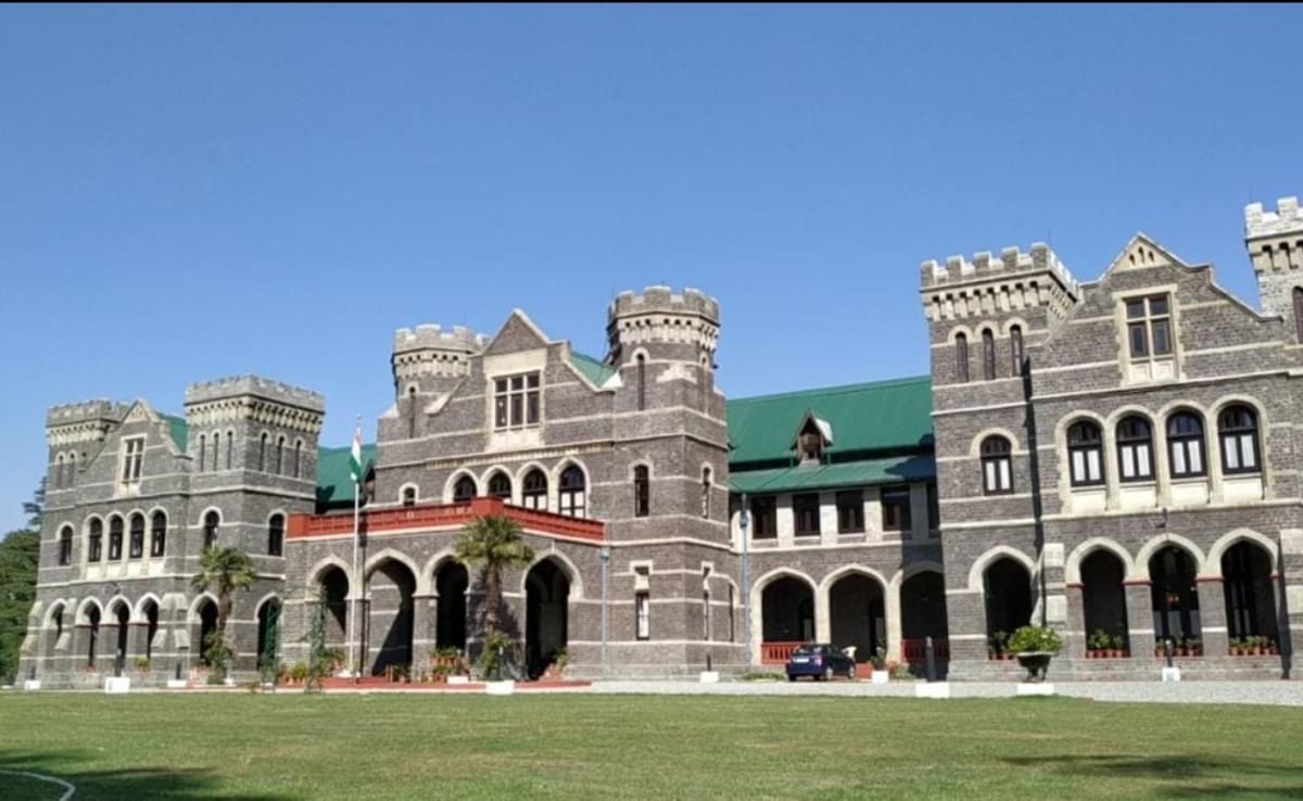 आज के उत्तराखंड के राजभवन का निर्माण ब्रिटिश शासन में कराया गया था. इसके निर्माण पर 22 हजार रुपये की लागत आई थी. आज के उत्तराखंड के राजभवन का निर्माण ब्रिटिश शासन में कराया गया था. इसके निर्माण पर 22 हजार रुपये की लागत आई थी.