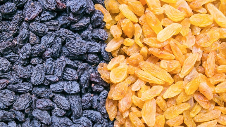 Raisins : मनुके आणि बेदाणेमधील फरक काय? आहारतज्ज्ञांनी सांगितलं आरोग्यासाठी काय फायदेशीर Raisins : मनुके आणि बेदाणेमधील फरक काय? आहारतज्ज्ञांनी सांगितलं आरोग्यासाठी काय फायदेशीर