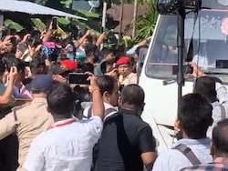 Video: Zubeen Garg&#039;s Fans Throw Stones As Accused Moved To Another Prison