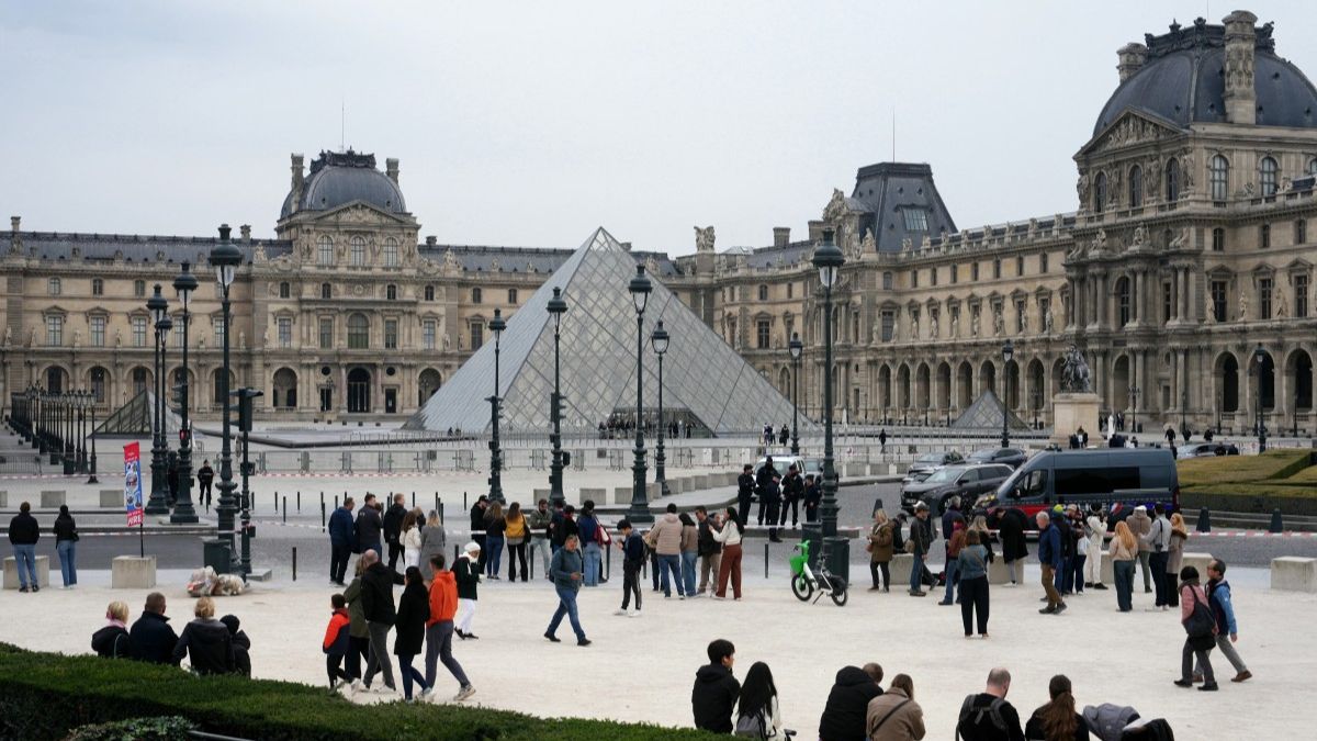 Paris' Louvre Museum Closes After Robbers Flee With Jewellery