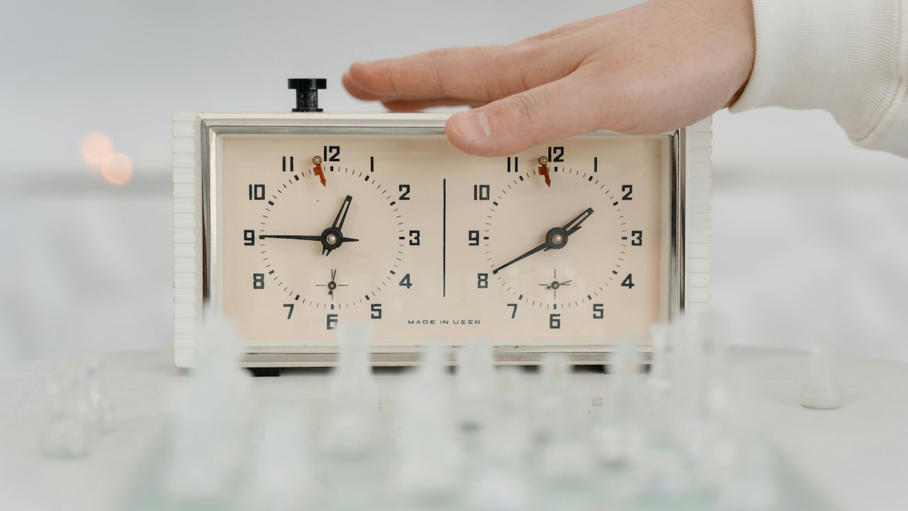 5 Best Affordable Table Clocks That Look Stylish Too