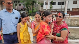 माता रानी के व&zwj;िसर्जन के दौरान फूट-फूटकर रोने लगीं लड़क&zwj;ियां, मां ने बंधाया ढांढस