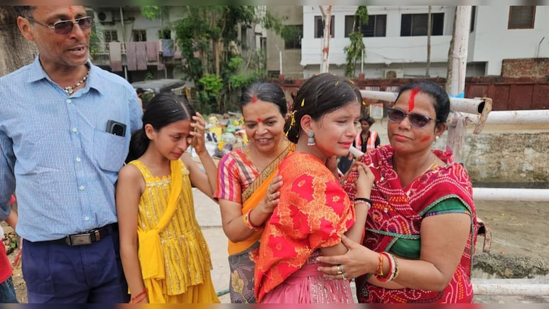 माता रानी के व‍िसर्जन के दौरान फूट-फूटकर रोने लगीं लड़क‍ियां, मां ने बंधाया ढांढस