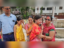 माता रानी के विसर्जन के दौरान फूट-फूटकर रोने लगीं लड़कियां, मां ने बंधाया ढांढस माता रानी के विसर्जन के दौरान फूट-फूटकर रोने लगीं लड़कियां, मां ने बंधाया ढांढस