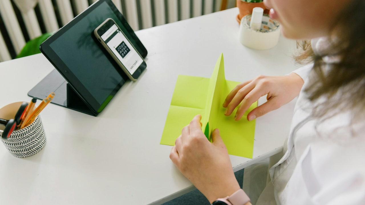Are Magnetic Mobile Holders Safe for Your Phones Battery and Compass?