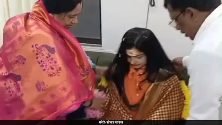 हीरोइन से 1008 महामंडलेश्वर यामायी ममता नंद गिरी बनी ये एक्ट्रेस, भक्तों ने मिलकर किया श्रृंगार हीरोइन से 1008 महामंडलेश्वर यामायी ममता नंद गिरी बनी ये एक्ट्रेस, भक्तों ने मिलकर किया श्रृंगार