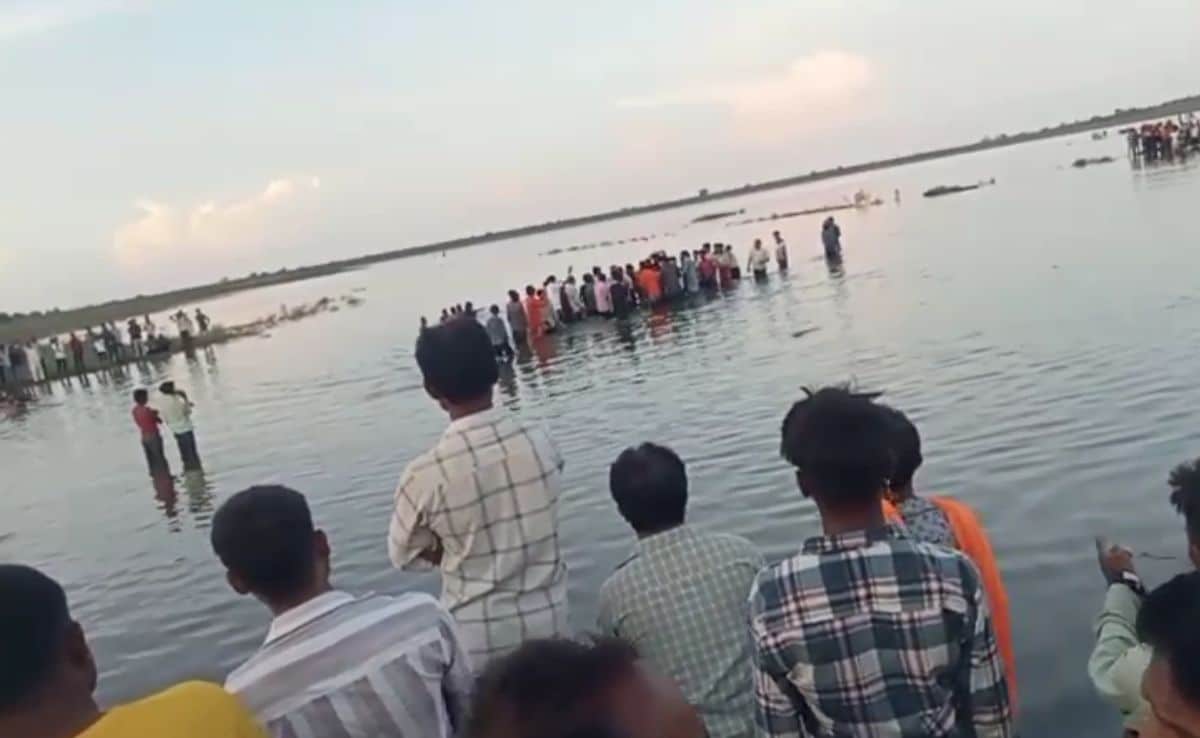 विजयादशमी पर MP में बड़ा हादसा, प्रतिमा विसर्जन के दौरान तालाब में गिरी ट्रॉली, 10 बच्चों सहित 13 की मौत | MP: Tractor trolley fell into a Pond during Durga idol immersion