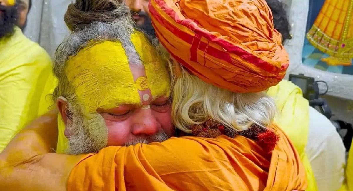 गले लगकर रोने लगे प्रेमानंद महाराज. गले लगकर रोने लगे प्रेमानंद महाराज.