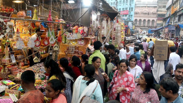 इस बार 'वोकल फॉर लोकल' वाली मनेगी दिवाली, बिक्री 4.75 लाख करोड़ पार जाने का अनुमान इस बार 'वोकल फॉर लोकल' वाली मनेगी दिवाली, बिक्री 4.75 लाख करोड़ पार जाने का अनुमान