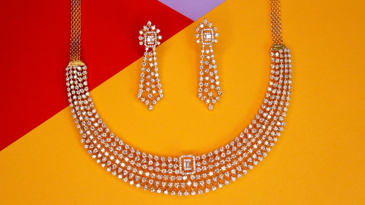 Jewellery Set Buying Guide: How To Match Necklines With Necklace Shapes