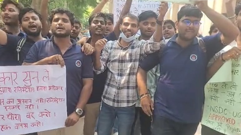 बाराबंकी: पैरामेडिकल कोर्स की मान्यता न मिलने पर छात्रों का हंगामा, डीएम दफ्तर का घेराव बाराबंकी: पैरामेडिकल कोर्स की मान्यता न मिलने पर छात्रों का हंगामा, डीएम दफ्तर का घेराव