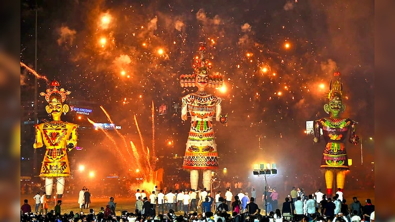 पटना में पहले गला और फिर जला रावण... दिल्ली में भी भारी बारिश के बीच देखिए कहां कैसे मना दशहरा