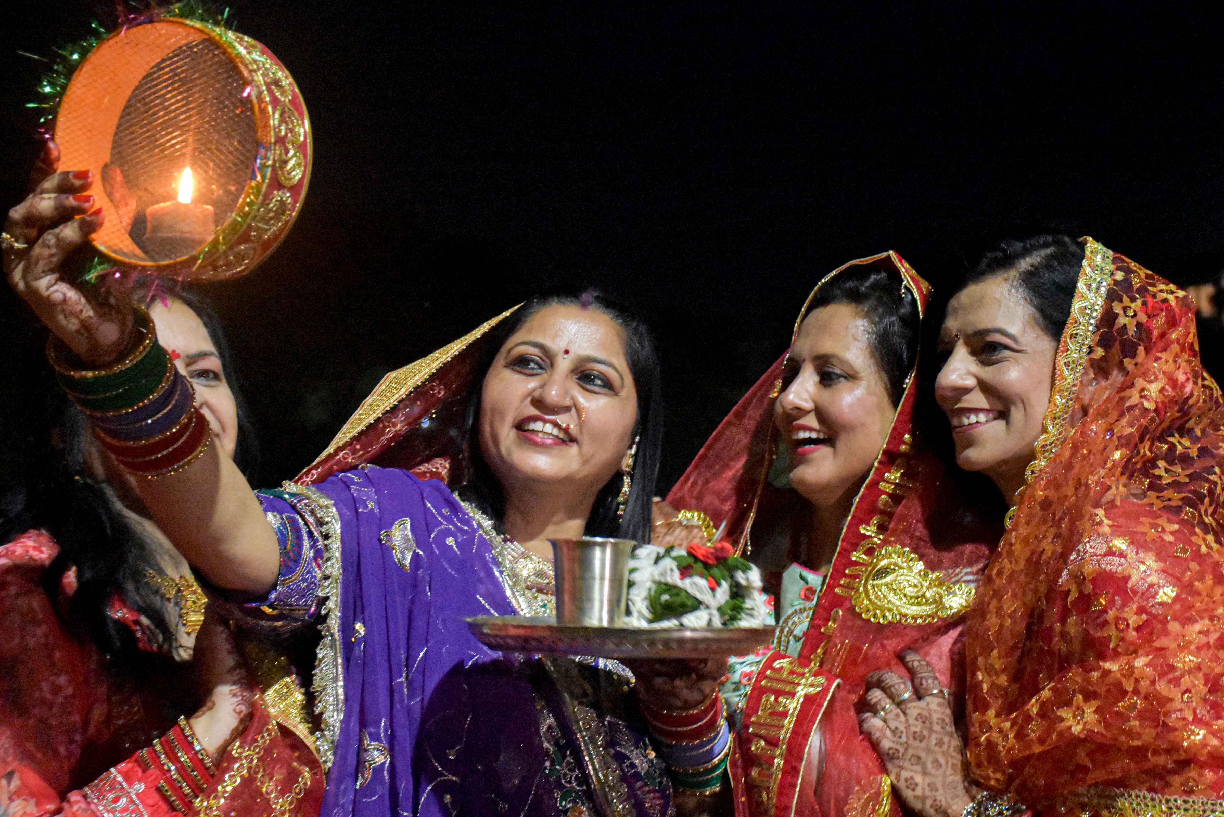 देश के कई हिस्सों में दिखा चांद, पूरा हुआ सुहागिनों का निर्जला व्रत