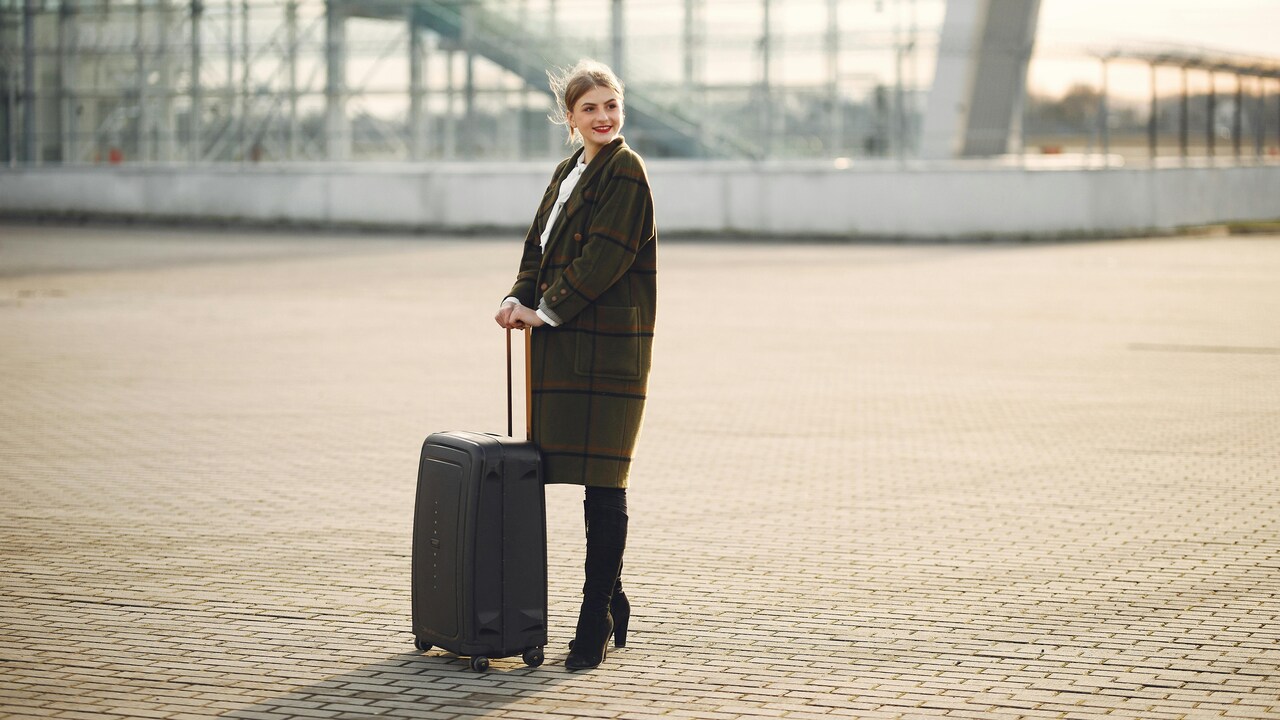 10 airport outfit ideas that deliver comfort and versatility, ensuring you look polished.