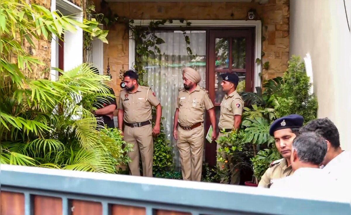 हरियाणा के वरिष्ठ IPS आधिकारी वाईएस पूरन ने किया सुसाइड, जांच में जुटी ...