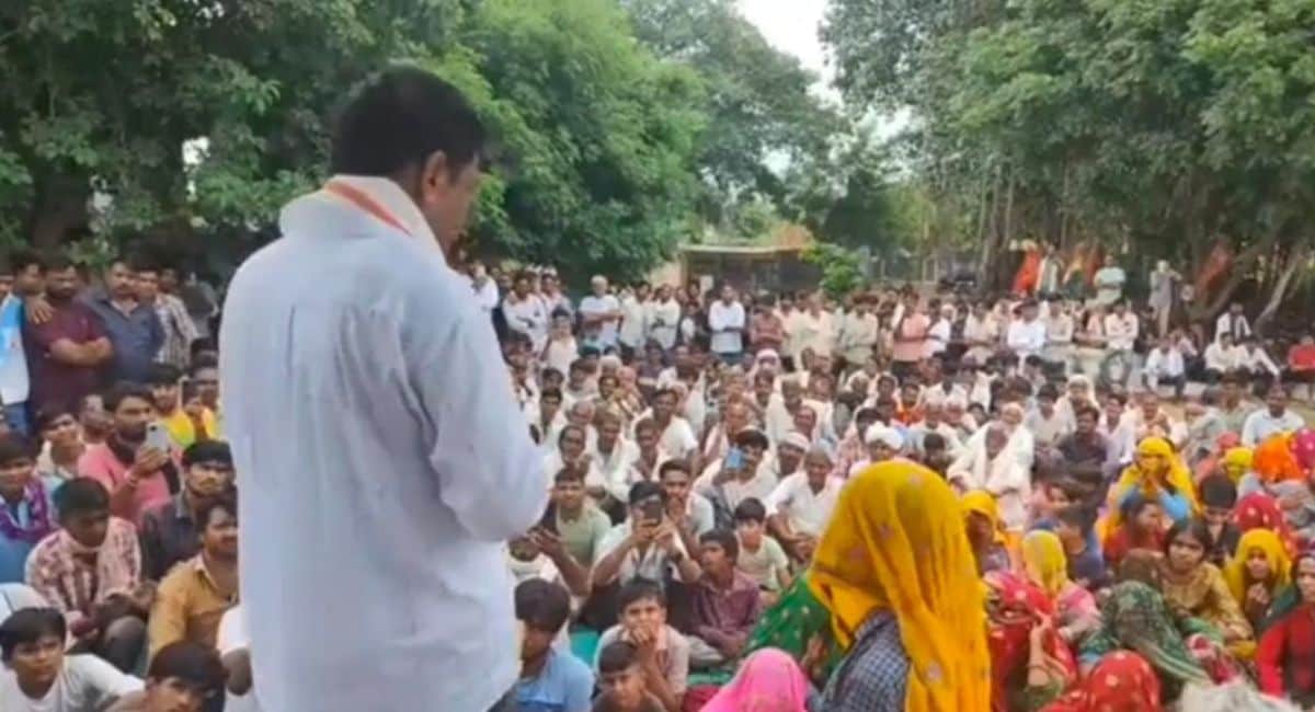 ग्रामीणों के सभा में पहुंचे नरेशा मीणा. ग्रामीणों के सभा में पहुंचे नरेशा मीणा.