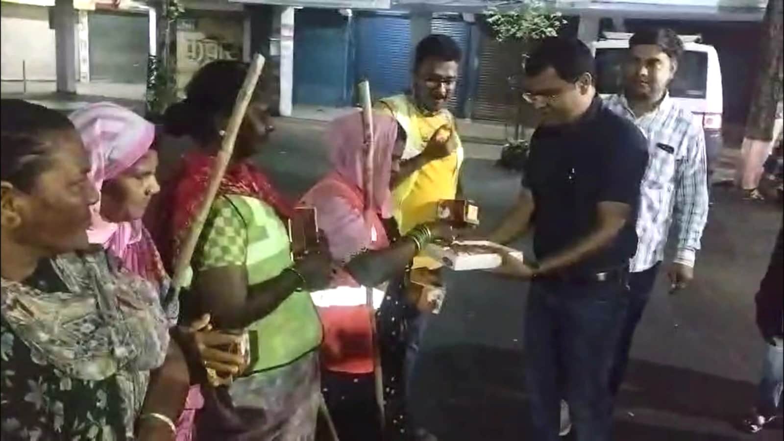 जबलपुर में सफाई कर्मियों को दीपावली की मिठाई खिलाकर रात में ही सफाई अभियान शुरू कर दिया गया जबलपुर में सफाई कर्मियों को दीपावली की मिठाई खिलाकर रात में ही सफाई अभियान शुरू कर दिया गया