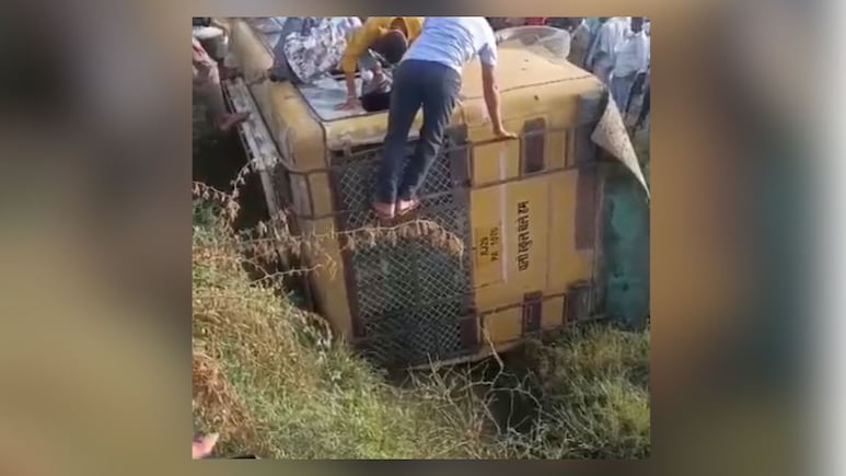 सवाई माधोपुर में बच्चों से भरी स्कूल बस पलटी, कई मासूम घायल, मची अफरा-तफरी