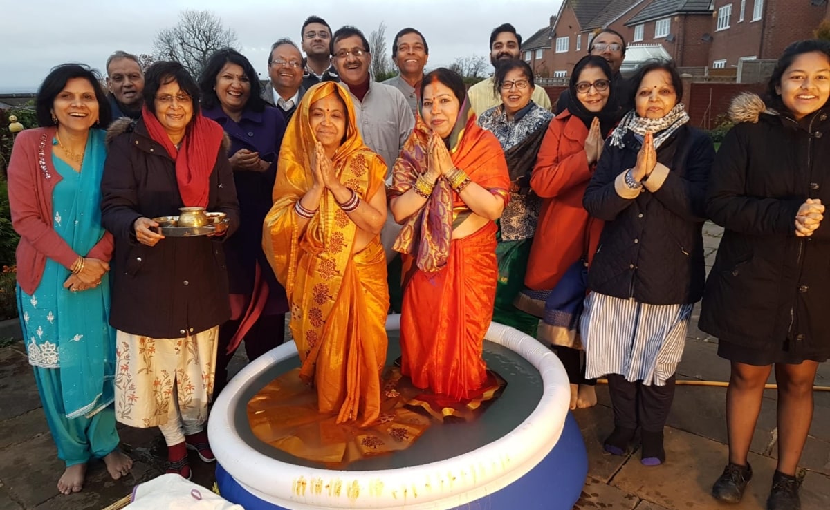 यूके के बर्मिंघम में छठ की पूजा करतीं डॉक्टर अंजना.  यूके के बर्मिंघम में छठ की पूजा करतीं डॉक्टर अंजना.