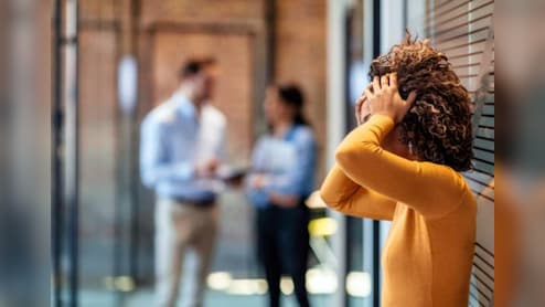 ये तो हद है! 4 मिनट पहले लॉग आउट करने पर HR ने कही ऐसी बात..सुनकर आपको भी आ जाएगा गुस्सा